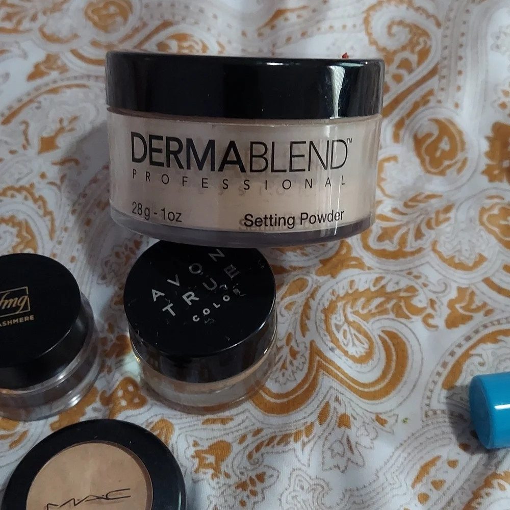 Lot of makeup - Picture 3 of 14